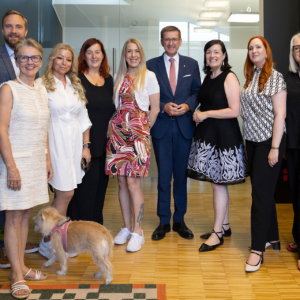 Zu Gast für einen Austausch mit Welser Unternehmerinnen in der Werbeagentur AZ-Marketing in Wels v.l.n.r.: Dr. Martin Oberndorfer (Wirtschaftsstadtrat der Stadt Wels), Marietta Aschauer-Kraft (Fahrschule Aschauer), Nicole Maria Mack (Institut-Mack – Dipl. Psychosoziale Beratung), Ilona Fey (FEYCON GmbH), Susanne Neumüller (Schweitzer Ladenbau GmbH), Markus Achleitner (Wirtschafts-Landesrat von Oberösterreich), Sybille Prähofer (Frau in der Wirtschaft Bezirksvorsitzende Wels-Stadt, AZ Marketing GmbH), Sonja Krennmair (AZ Marketing GmbH), Fotografin Sabine Starmayr