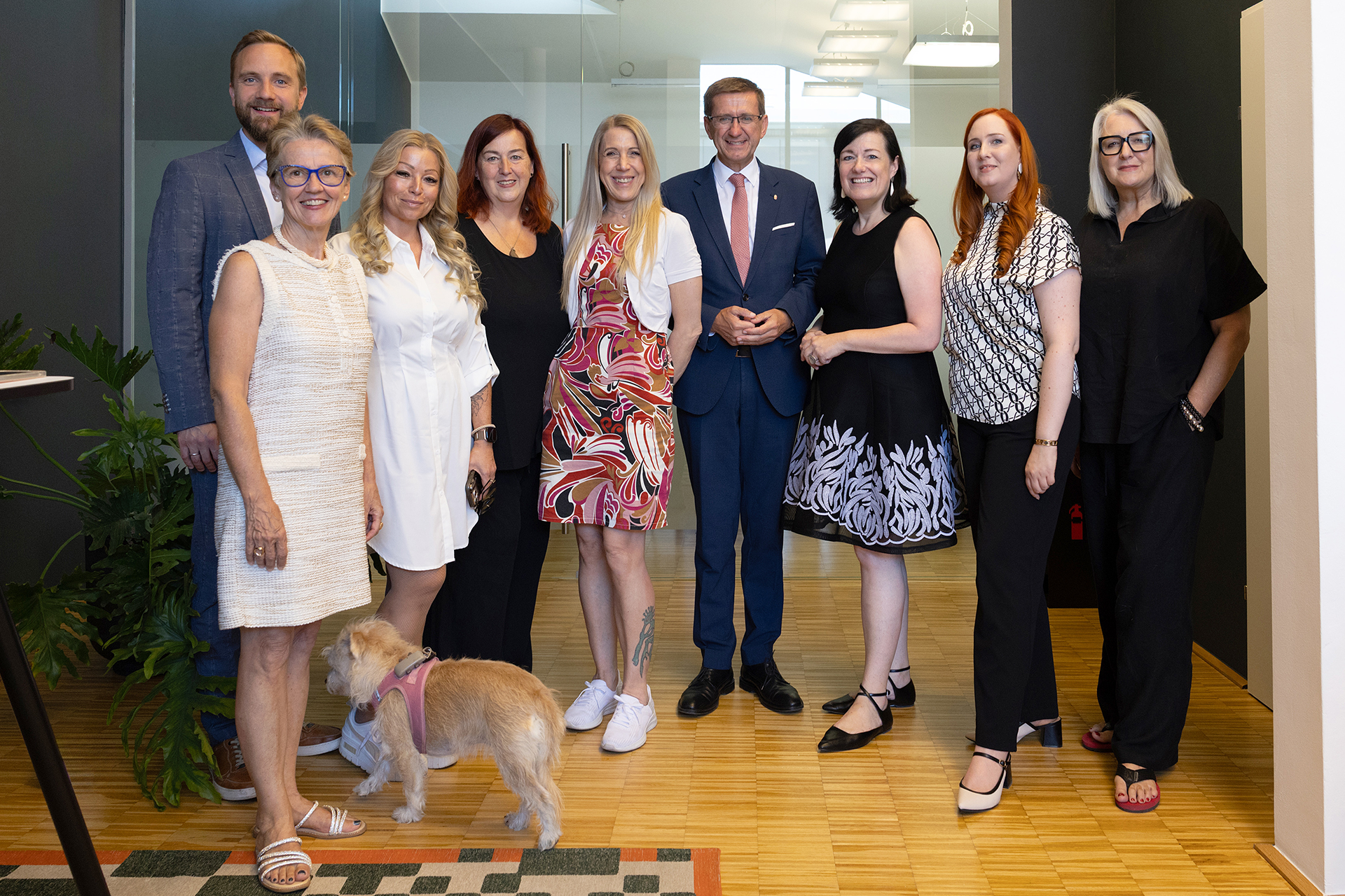 Zu Gast für einen Austausch mit Welser Unternehmerinnen in der Werbeagentur AZ-Marketing in Wels v.l.n.r.: Dr. Martin Oberndorfer (Wirtschaftsstadtrat der Stadt Wels), Marietta Aschauer-Kraft (Fahrschule Aschauer), Nicole Maria Mack (Institut-Mack – Dipl. Psychosoziale Beratung), Ilona Fey (FEYCON GmbH), Susanne Neumüller (Schweitzer Ladenbau GmbH), Markus Achleitner (Wirtschafts-Landesrat von Oberösterreich), Sybille Prähofer (Frau in der Wirtschaft Bezirksvorsitzende Wels-Stadt, AZ Marketing GmbH), Sonja Krennmair (AZ Marketing GmbH), Fotografin Sabine Starmayr