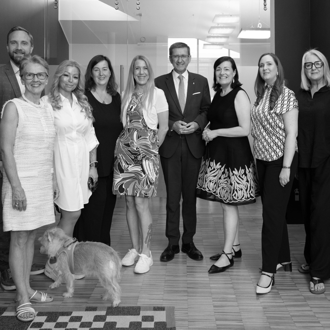Zu Gast für einen Austausch mit Welser Unternehmerinnen in der Werbeagentur AZ-Marketing in Wels v.l.n.r.: Dr. Martin Oberndorfer (Wirtschaftsstadtrat der Stadt Wels), Marietta Aschauer-Kraft (Fahrschule Aschauer), Nicole Maria Mack (Institut-Mack – Dipl. Psychosoziale Beratung), Ilona Fey (FEYCON GmbH), Susanne Neumüller (Schweitzer Ladenbau GmbH), Markus Achleitner (Wirtschafts-Landesrat von Oberösterreich), Sybille Prähofer (Frau in der Wirtschaft Bezirksvorsitzende Wels-Stadt, AZ Marketing GmbH), Sonja Krennmair (AZ Marketing GmbH), Fotografin Sabine Starmayr